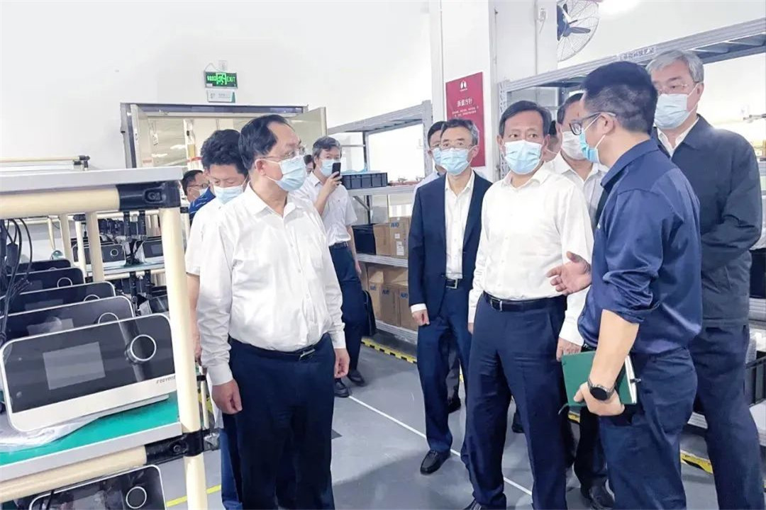 Dê as boas-vindas a Luo Wenzhi, diretor do Comitê Permanente do Congresso Popular Municipal de Shenzhen, que liderou uma equipe para visitar a Resvent Medical para pesquisa e orientação (4)